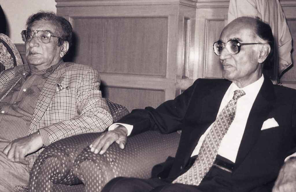 Mushtaq Ahmad Yusufi with Ahmad Faraz